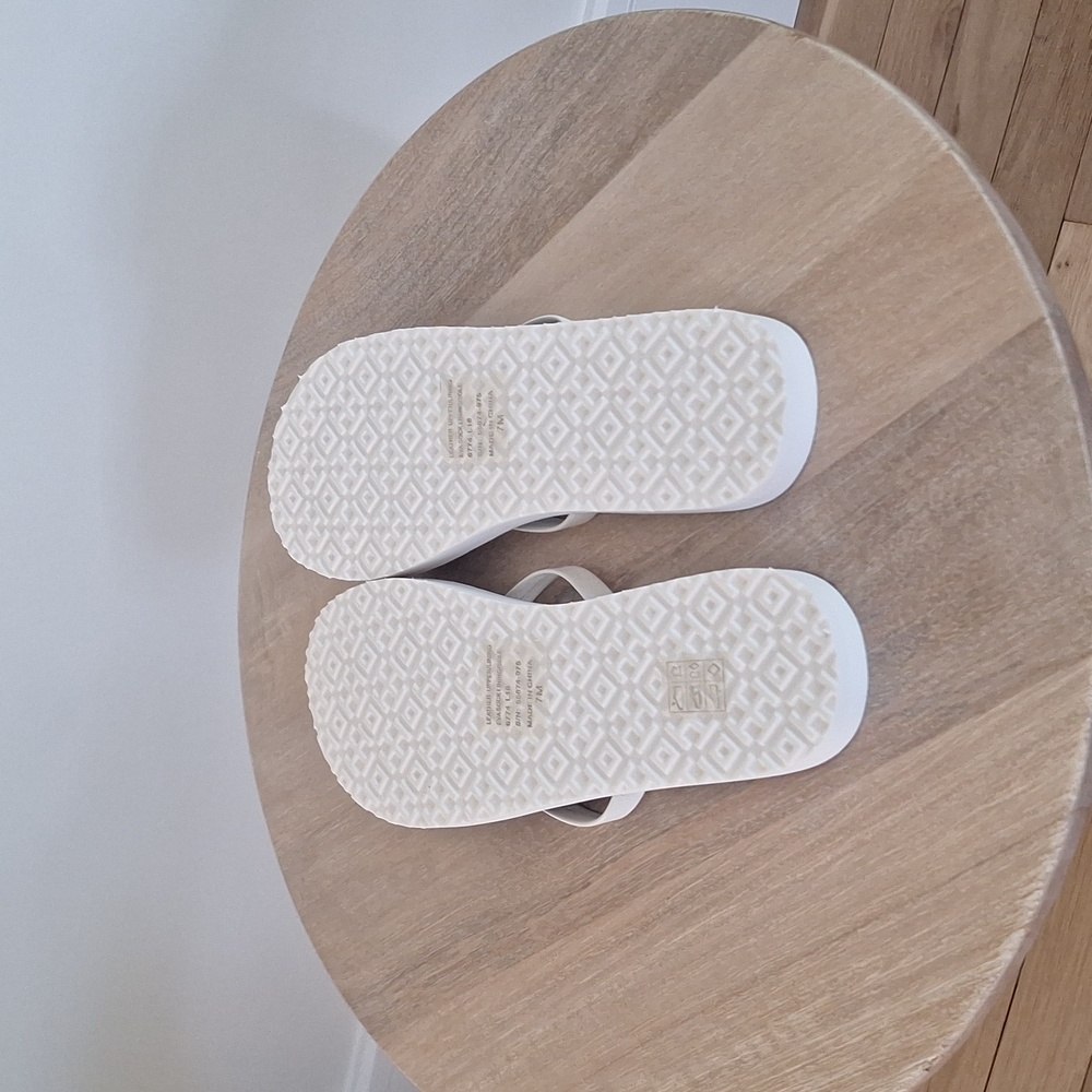 Tory Burch, Leather Flip Flop, Size 7, Ivory. - Picture 4 of 4